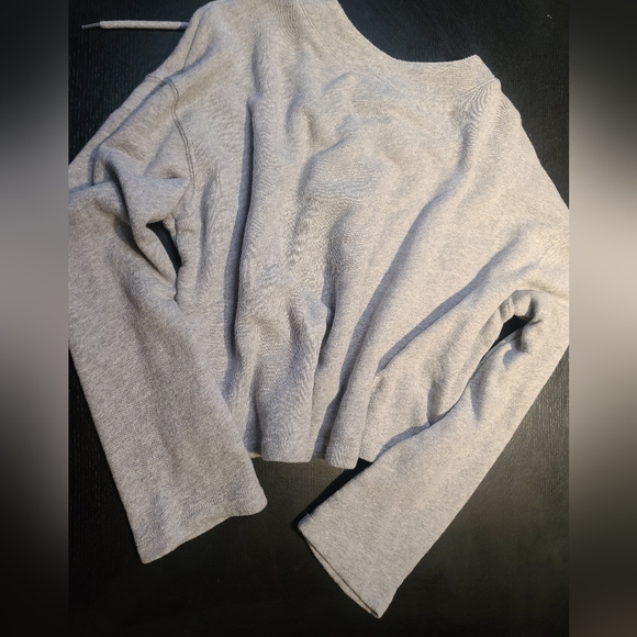 Kendall & Kylie cropped sweater size medium - Picture 3 of 3